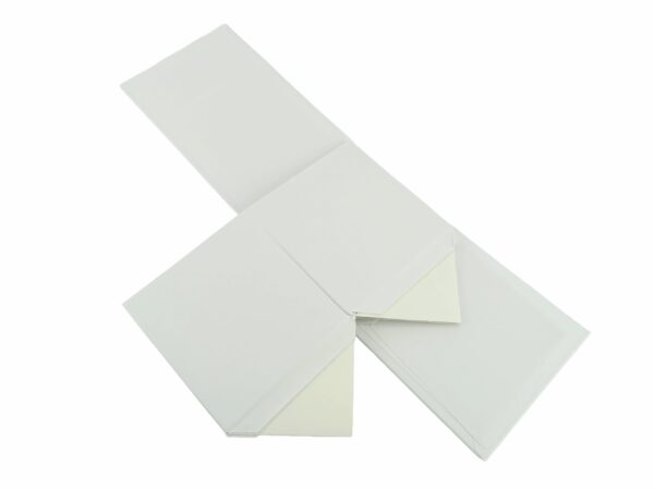 bqla-luksozna-kutiq-kubche-s-magnitno-zatvarqne