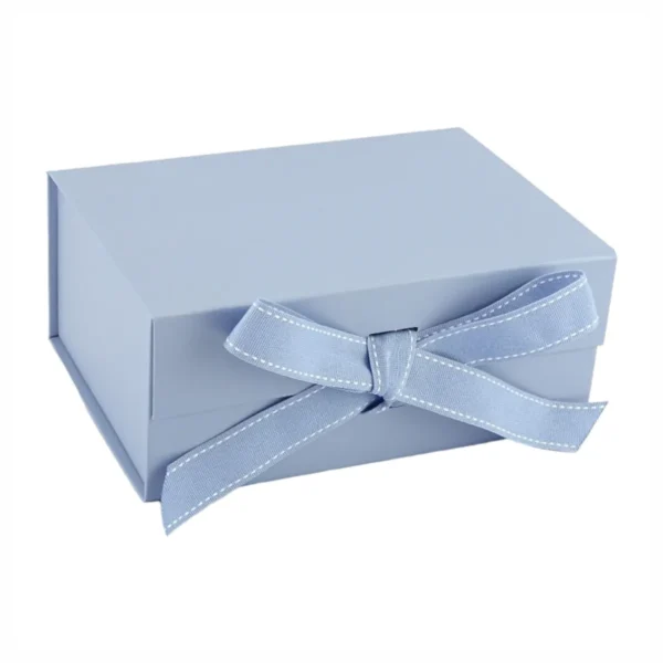 kachestvena kutiq ot tvurd karton v svetlo sin cvqt 3