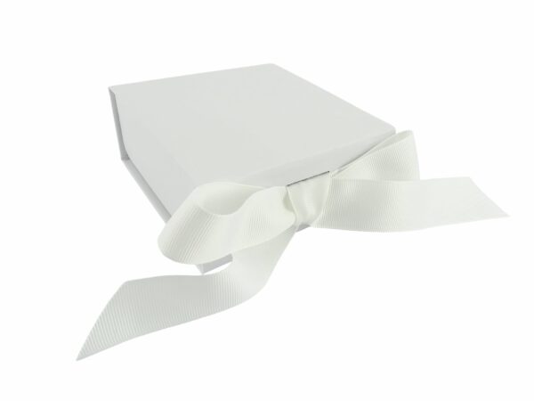 malka-luksozna-kutiq-v-bql-cvqt-s-pandelka