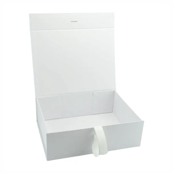 ogromna luksozna kutiq izrabotena ot tvurd karton s matovo pokritie 2