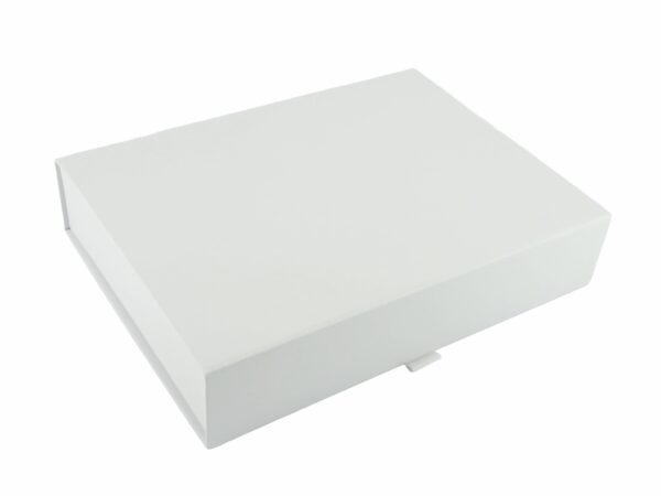 razkoshna-bqla-niska-kutiq-ot-tvurd-karton-s-magnitno-zatvarqne