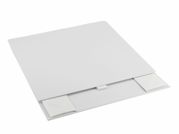 sguvaema-bqla-luksozna-kutiq-s-magnitno-zatvarqne