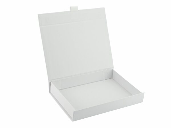 udobna-bqla-kutiq-ot-tvurd-karton