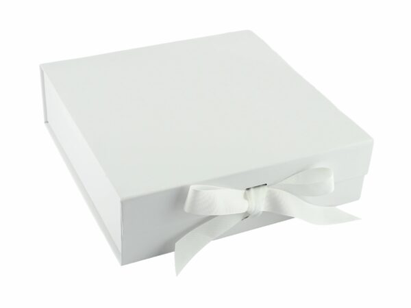 golqma-luksozna-bqla-kutiq-ot-tvurd-karton-s-pandelka-