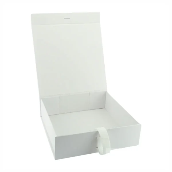 ogromna bqla luksozna kutiq ot tvurd karton 3