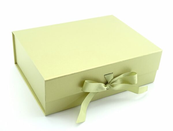 premium-kutiq-v-zlaten-cvqt-s-pandelka premium-kutiq-v-zlaten-cvqt-s-pandelka