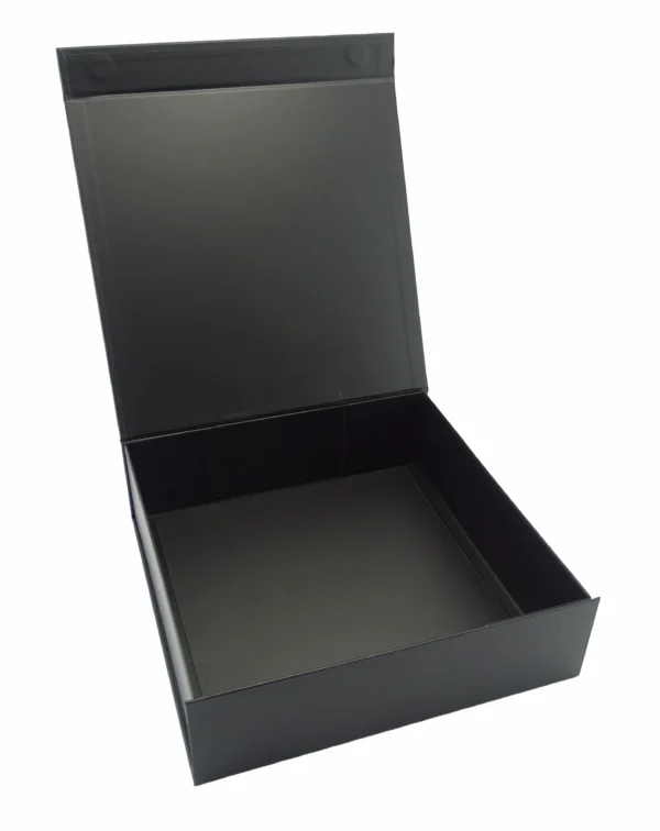 cherna-kvadratna-luksozna-kutiq-s-magnitno-zatvarqne