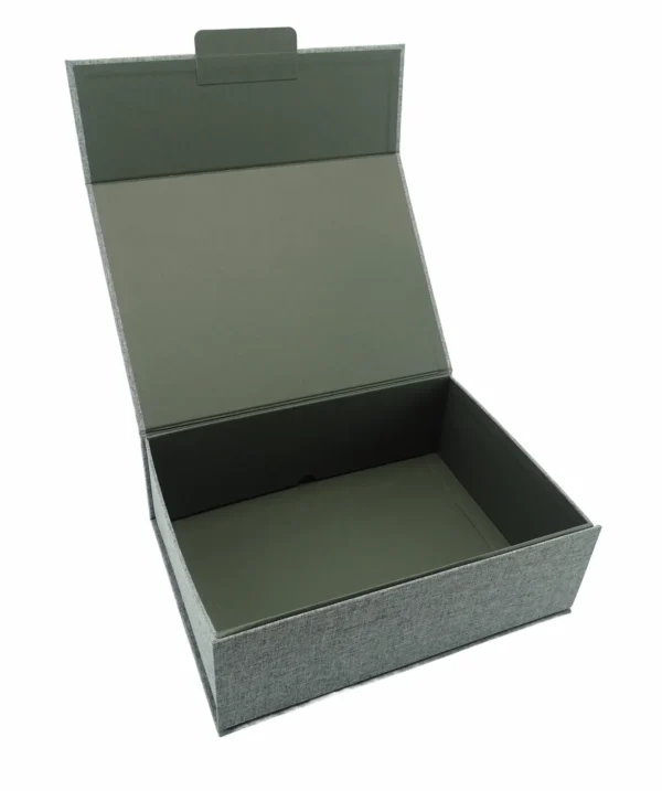 luksozna-kutiq-v-siv-cvqt-izrabotena-ot-len