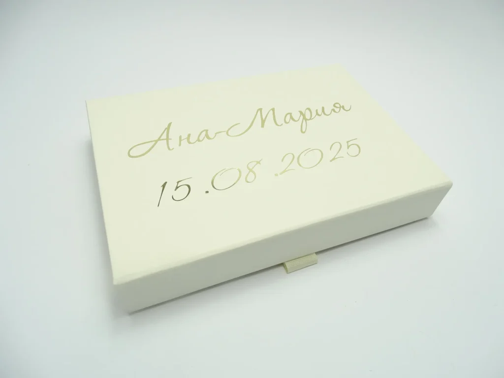 kutiq ekru s zlaten nadpis