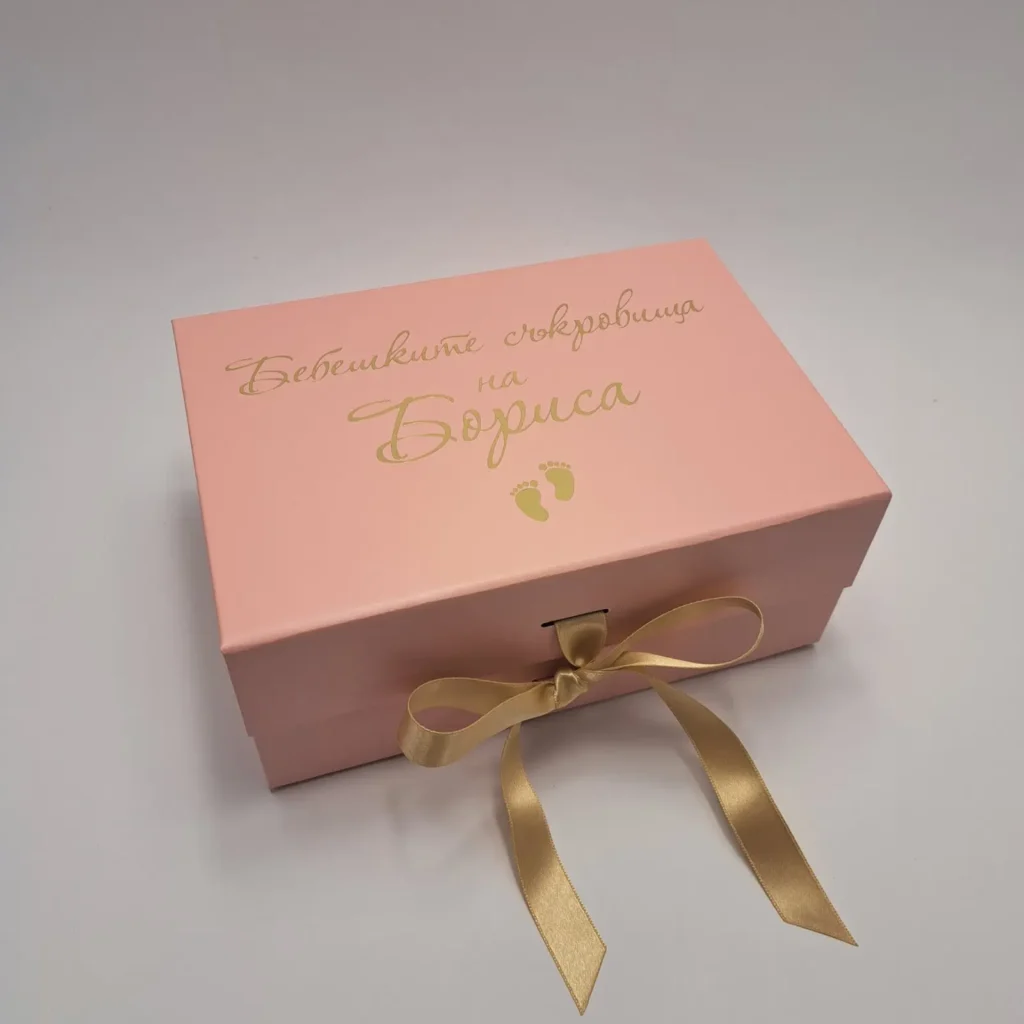 krasiva rozovo kutiq s zlatna pandelka