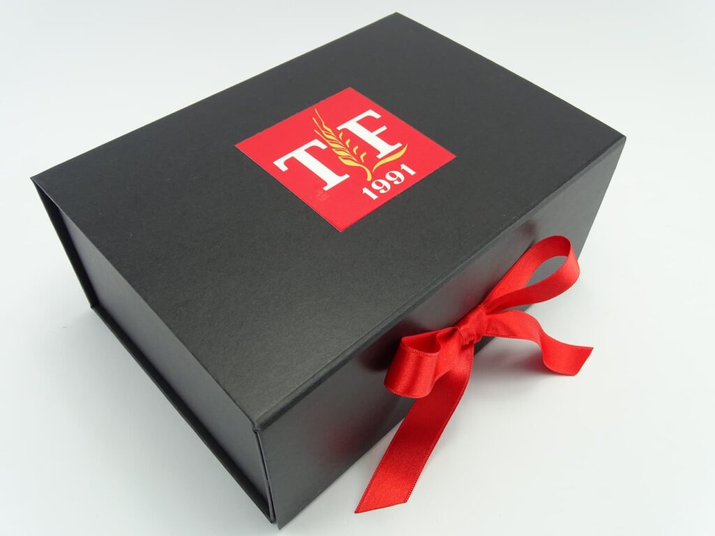 cherna-luksozna-kutiq-s-logo-i-chervena-pandelka