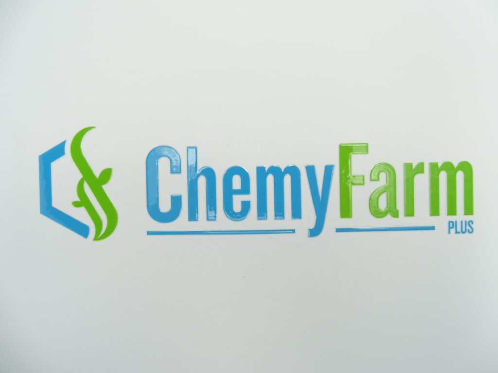 cveten-pechat-na-logo-vurhu-bqla-luksozna-kutiq