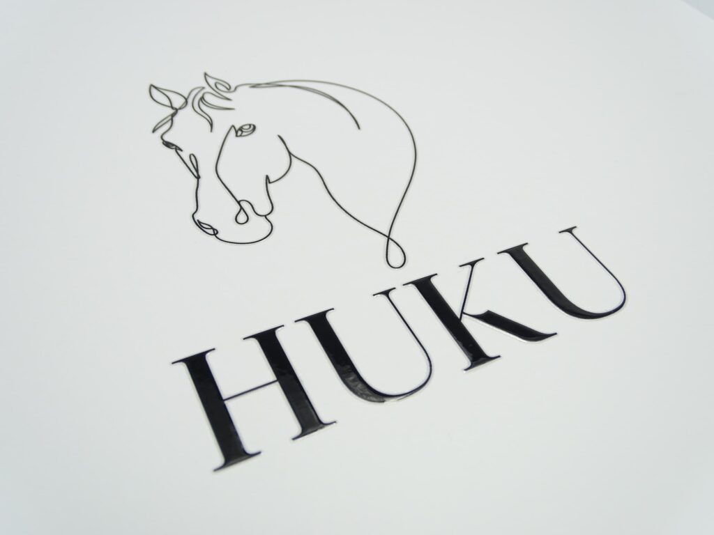 krasivo-logo-pechat-vurhu-kutiq