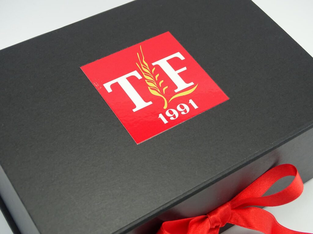 luksozna-cherna-brandirana-kutiq