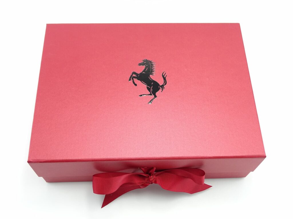 luksozna-chervena-kutiq-s-logo