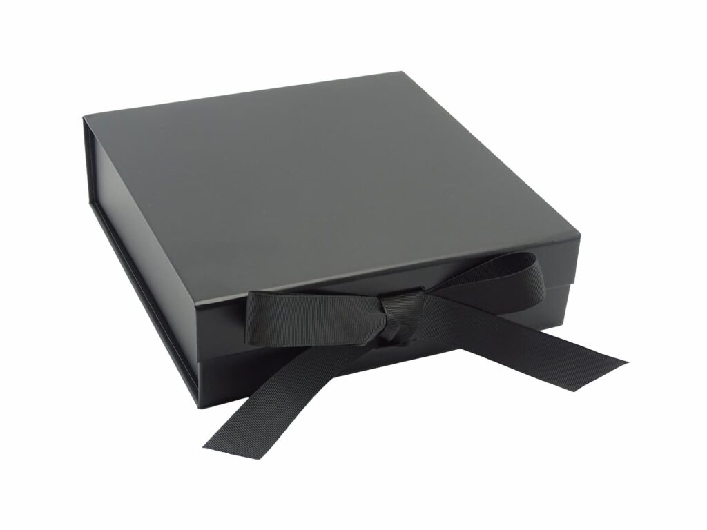 cherna-luksozna-kutiq-s-pandelka-v-sreden-razmer