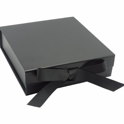 cherna-luksozna-kutiq-s-pandelka-v-sreden-razmer