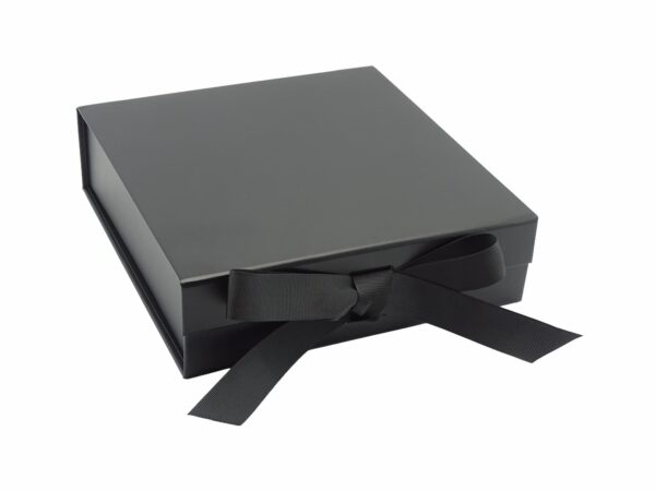 cherna-luksozna-kutiq-s-pandelka-v-sreden-razmer cherna-luksozna-kutiq-s-pandelka-v-sreden-razmer