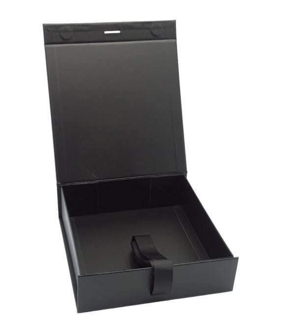 cherna-luksozna-kutiq-v-sreden-razmer-22-22-6-cm