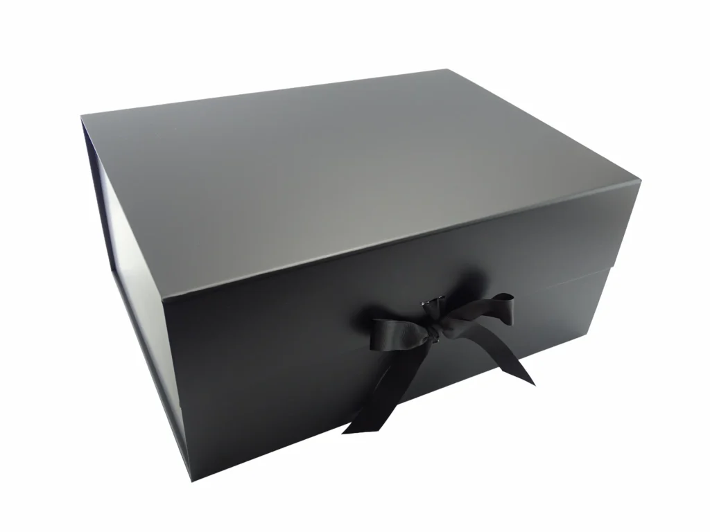 golqm-luksozna-kutiq-v-cheren-cvqt-s-pandelka-scaled