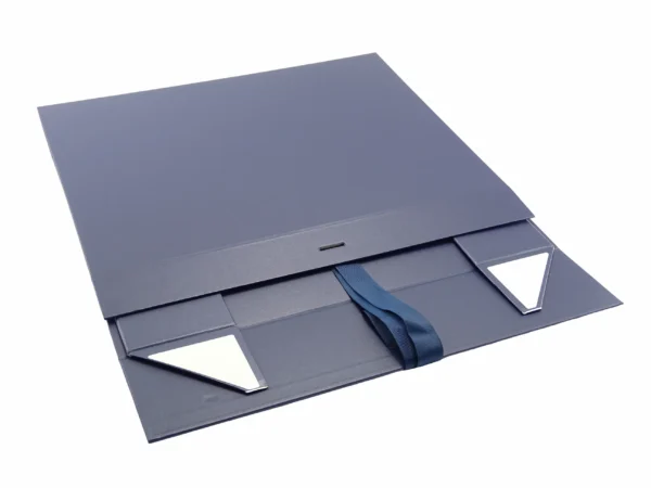 sguvaema-golqma-luksozna-kutiq-v-tumno-sin-cvqt